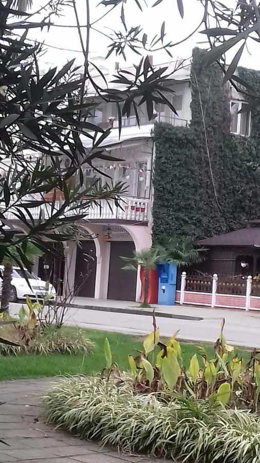 Отель Гостевой дом Эсма Сухум Экстерьер фото
